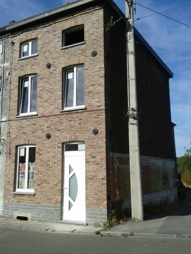 Maison rénovée par l'entrepreneur SGP se déplaçant dans le Hainaut, Namur et Brabant