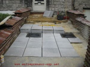 Carrelage extérieur de l'entrée rénové par l'entrepreneur SGP de Charleroi