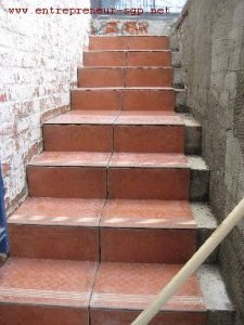 Escalier carrelé et rénové par l'entrepreneur SGP
